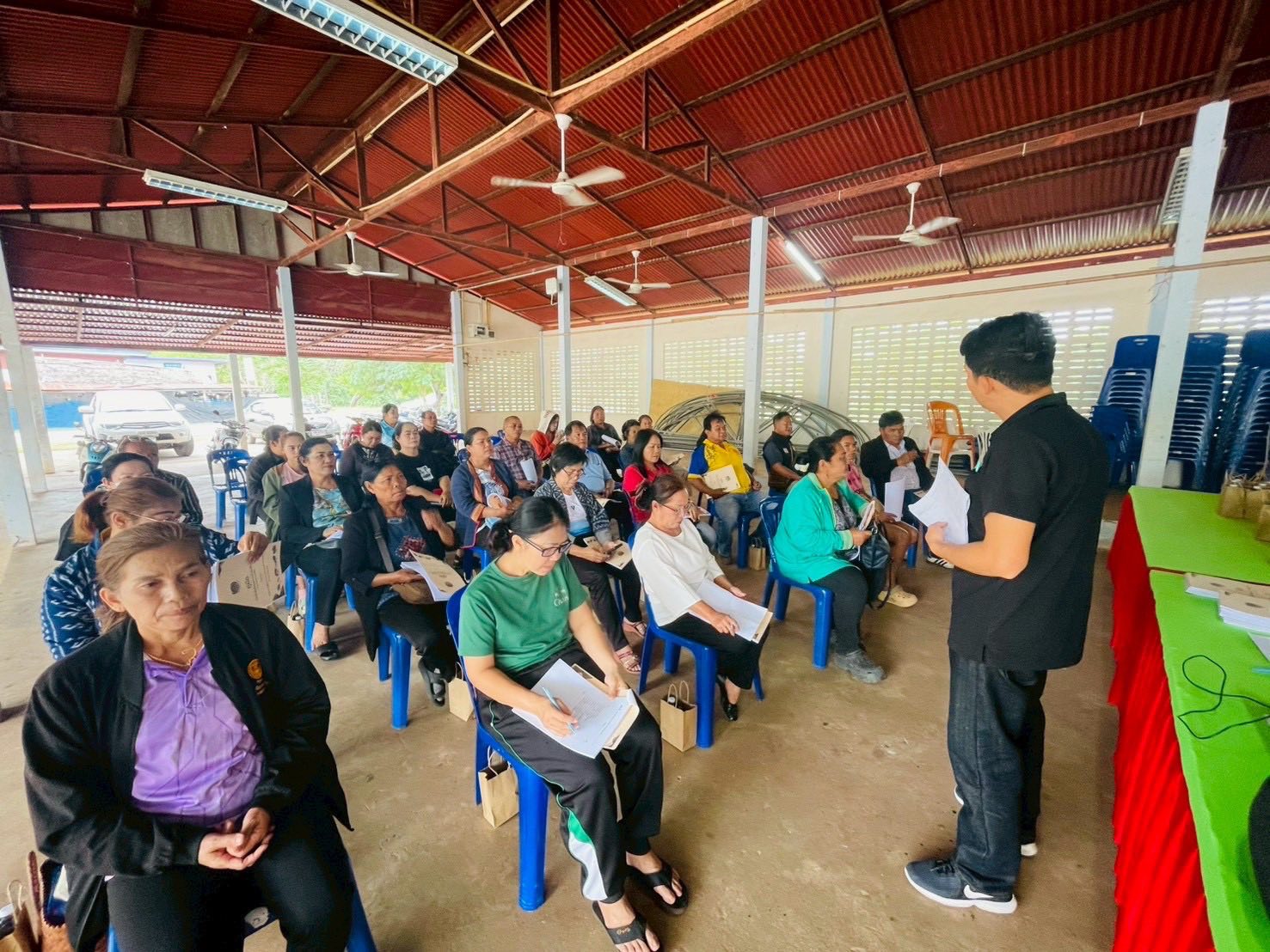 พช. สว่างแดนดิน : ประชุมชี้แจงเตรียมความพร้อมจัดเก็บข้อมูล จปฐ. ปี 2569