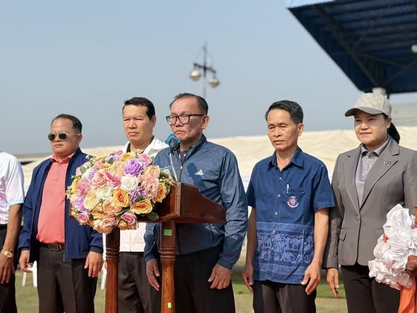 พช.สว่างแดนดิน ร่วมเปิดกีฬาประชาชนต้านยาเสพติด