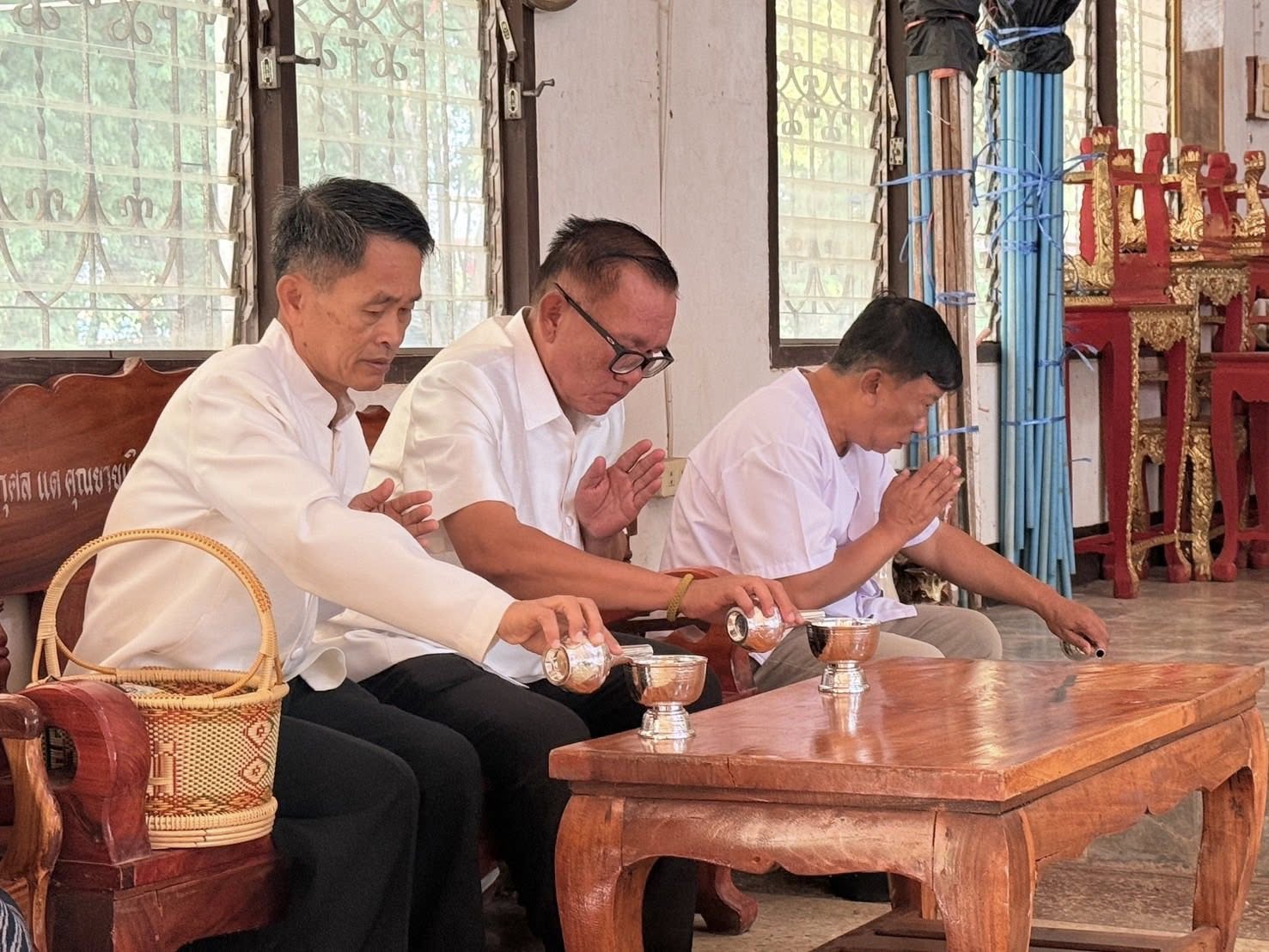 พช.สว่างแดนดิน : ร่วมทำบุญตักบาตรและถวายภัตตาหารเช้าแด่พระสงฆ์