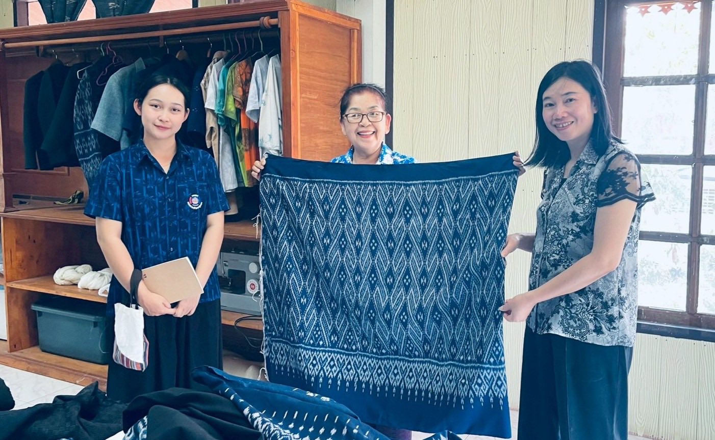 พช.สว่างแดนดิน : ลงพื้นที่หนุนกลุ่ม OTOP “ทอผ้าย้อมครามบ้านพันนา(คำคราม)” สืบสานภูมิปัญญา เพิ่มมูลค่าสู่ตลาดยุคใหม่