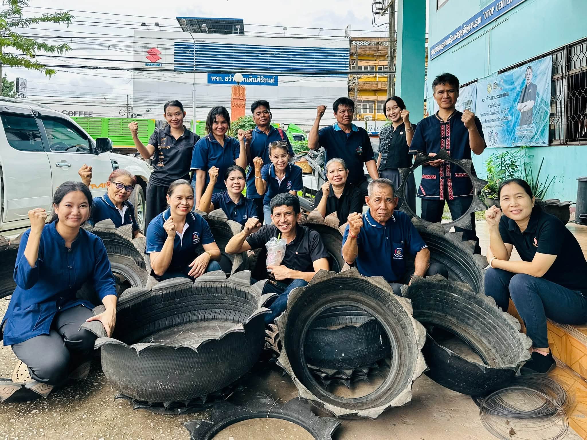 พช.สว่างแดนดิน : ร่วมกับผู้นำ อช. ทำกระถางจากยางรถยนต์เก่า สร้างความมั่นคงทางอาหารแก่ครัวเรือนยากจน