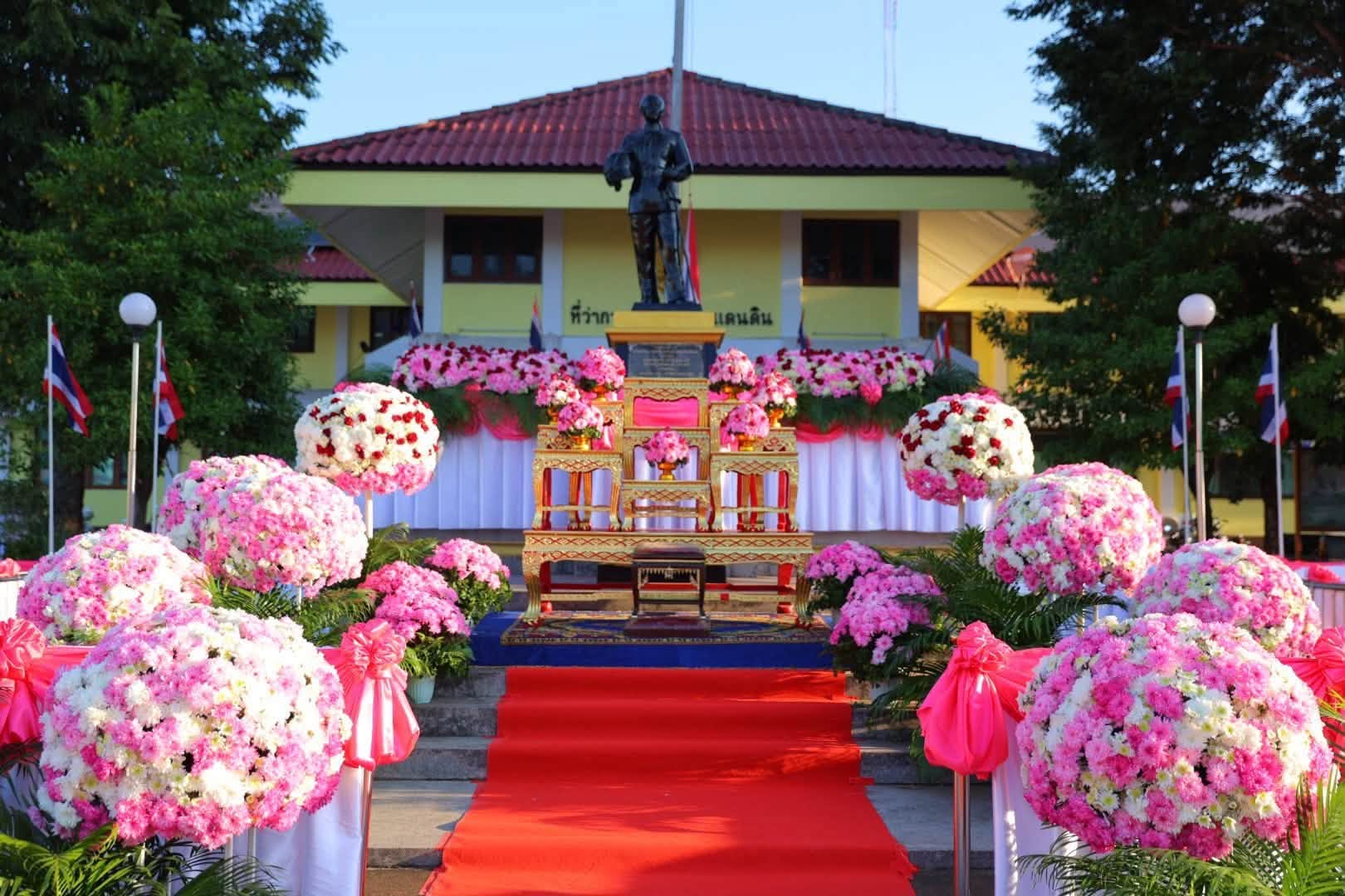 พช.สว่างแดนดิน :ร่วมพิธีวางพวงมาลาน้อมรำลึกในพระมหากรุณาธิคุณ “วันปิยมหาราช” ประจำปี 2569