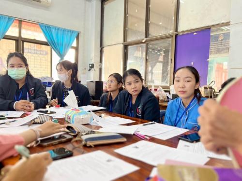 ภาพพัฒนาการอำเภอ และทีมพัฒนากรพี่เลี้ยง ถ่ายทอดองค์ความรู้ให้แก่พัฒนากรรุ่น 131 ณ สำนักงานพัฒนาชุมชนอำเภอสว่างแดนดิน