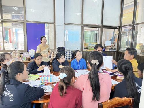 ภาพพัฒนาการอำเภอ และทีมพัฒนากรพี่เลี้ยง ถ่ายทอดองค์ความรู้ให้แก่พัฒนากรรุ่น 131 ณ สำนักงานพัฒนาชุมชนอำเภอสว่างแดนดิน