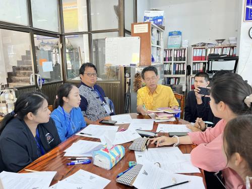 ภาพพัฒนาการอำเภอ และทีมพัฒนากรพี่เลี้ยง ถ่ายทอดองค์ความรู้ให้แก่พัฒนากรรุ่น 131 ณ สำนักงานพัฒนาชุมชนอำเภอสว่างแดนดิน