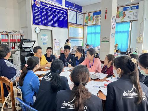 ภาพพัฒนาการอำเภอ และทีมพัฒนากรพี่เลี้ยง ถ่ายทอดองค์ความรู้ให้แก่พัฒนากรรุ่น 131 ณ สำนักงานพัฒนาชุมชนอำเภอสว่างแดนดิน