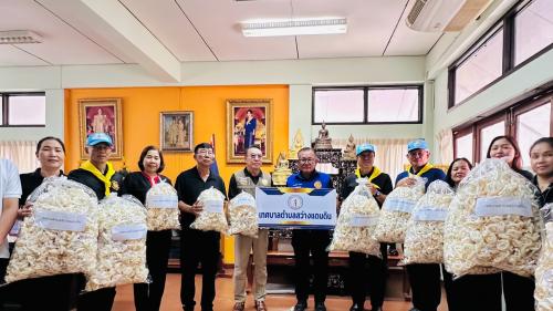 พช.สว่างแดนดิน : รับมอบดอกไม้จันทน์ ร่วมใจประดิษฐ์ด้วยพลังชุมชน เพื่อน้อมรำลึกในพระมหากรุณาธิคุณ